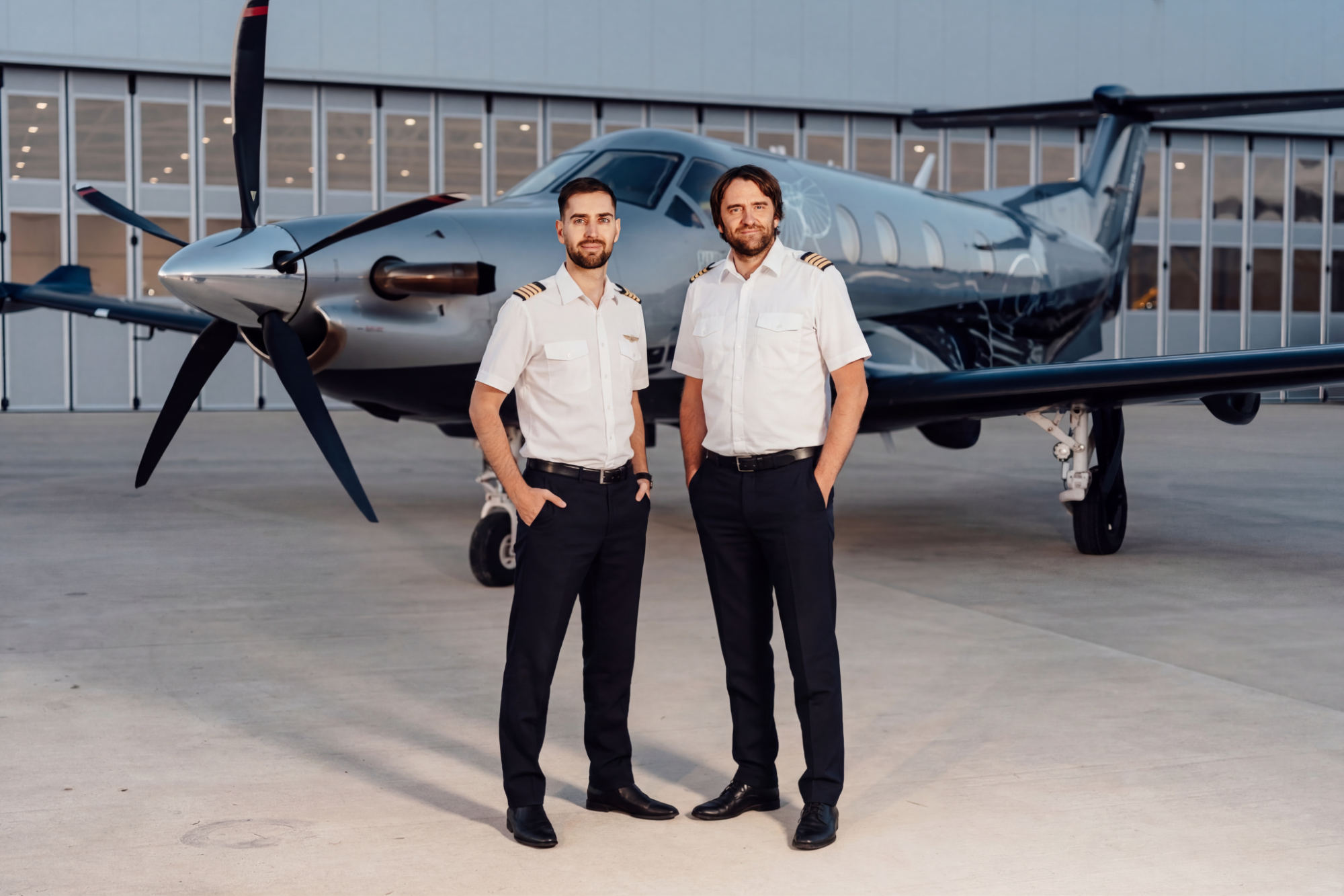 Piloti SilverAIR před letadlem v hangáru